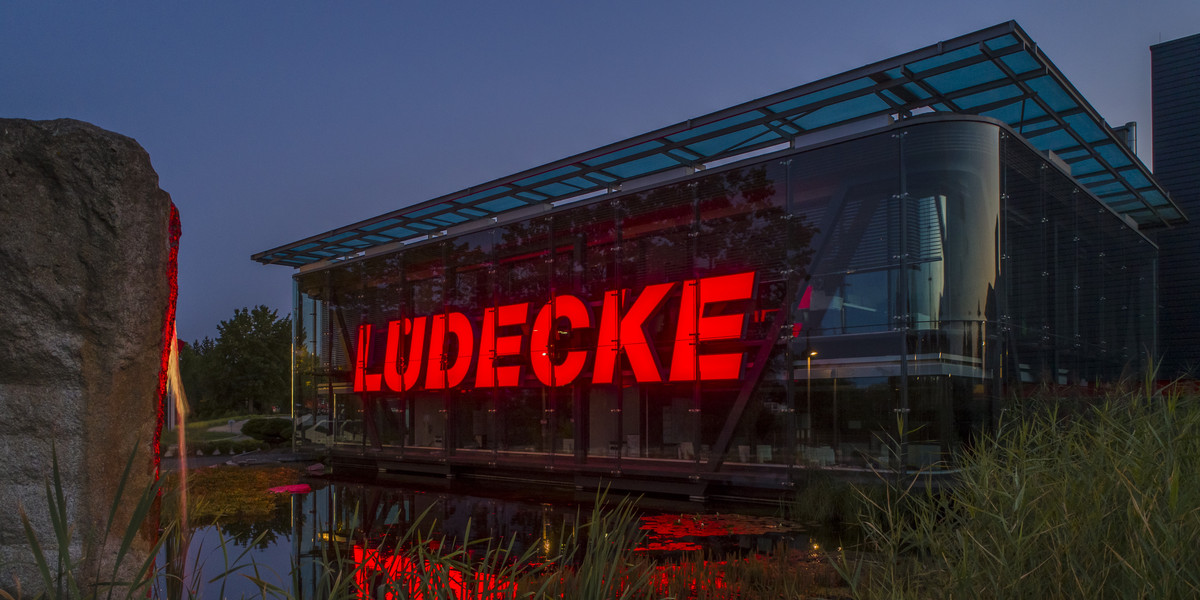 Bild Verwaltungsgebäude bei Nacht Firma Lüdecke