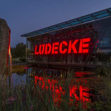 Bild des Firmengebäudes von Lüdecke bei Nacht