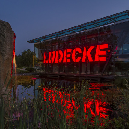 Bild des Firmengebäudes von Lüdecke bei Nacht